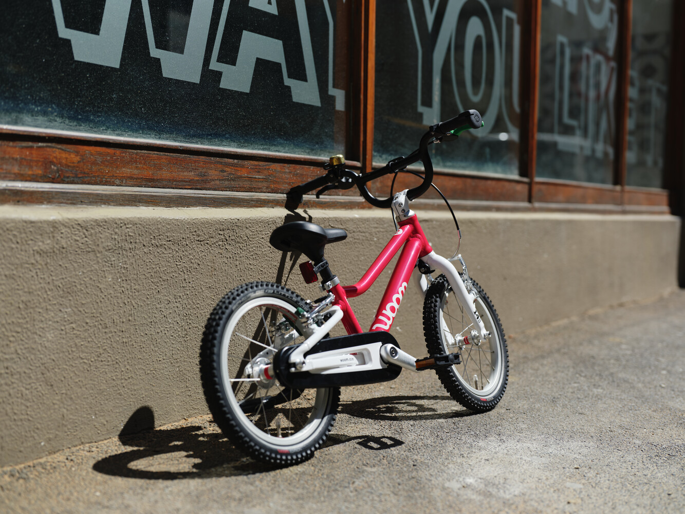 Смотреть видеообзор Детский велосипед Woom go 2 red 14”