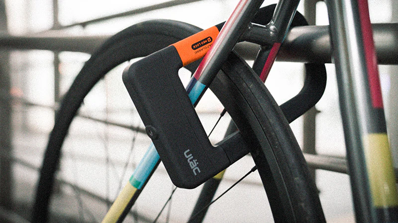 Смотреть видеообзор Велосипедный замок Ulac Soloist Steel U Lock Black